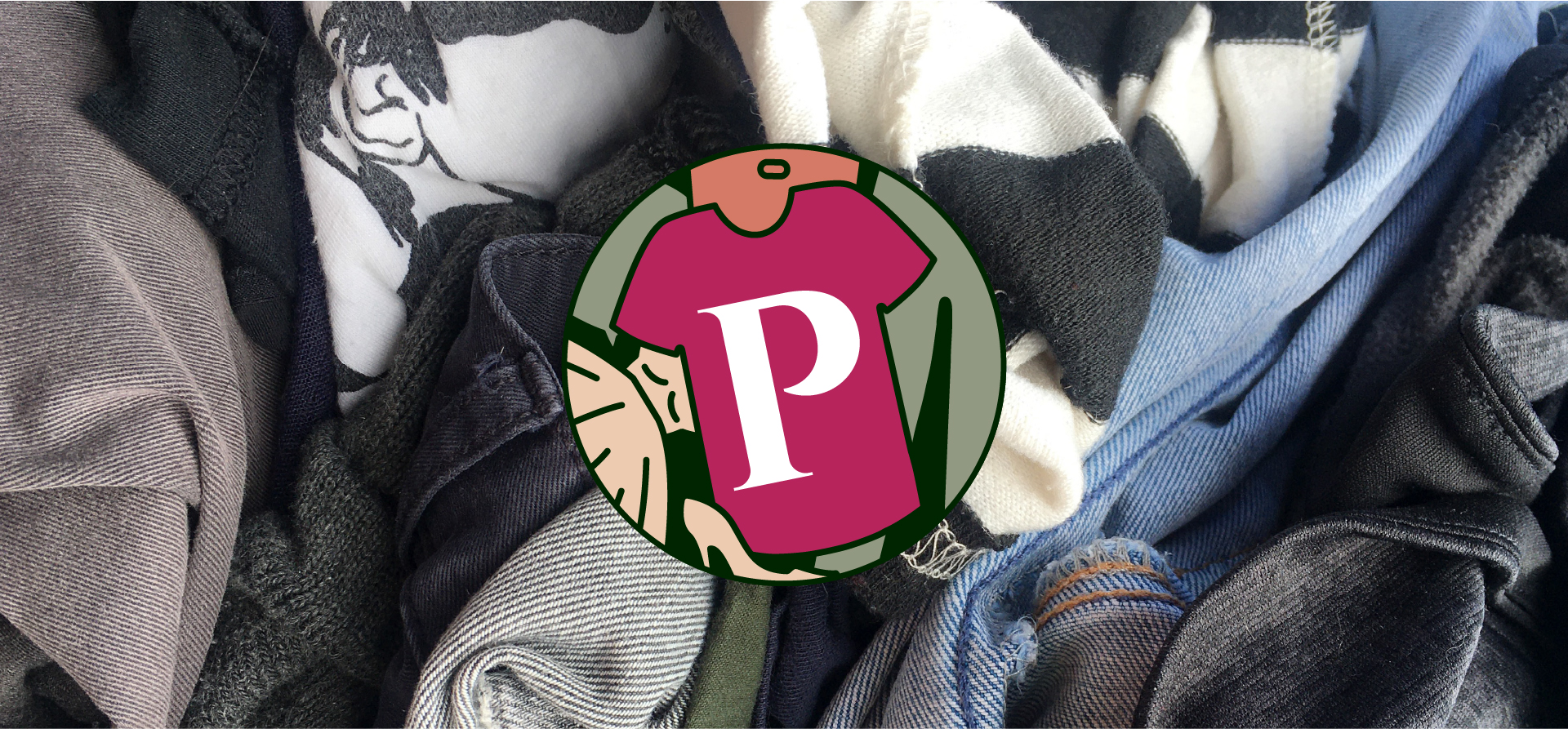 Logo PRIMII aplicat pe fundal cu articole vestimentare